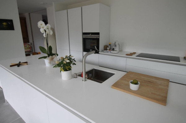 Cuisine avec plans de travail en quartz blanc à La Madeleine