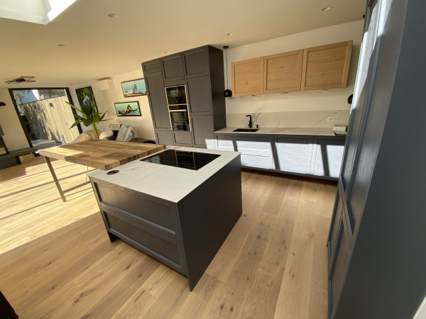 Cuisine en bois massif naturel et laquée finition mate avec plans de travail en céramique à La Madeleine