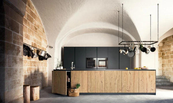 Cuisine en chêne vintage, plans de travail inox à LA MADELEINE